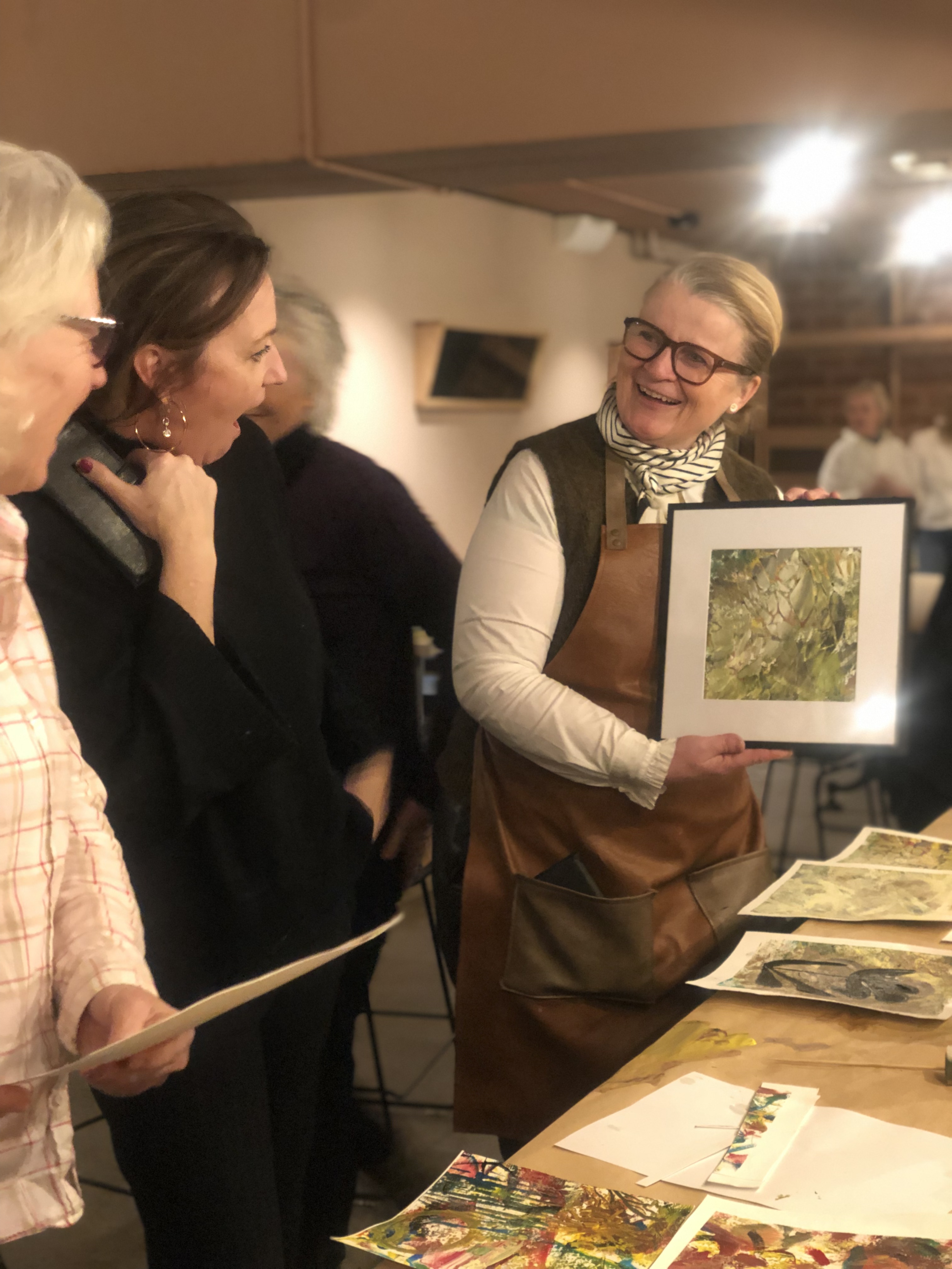 Else Gullestad showing a participant their finished painting